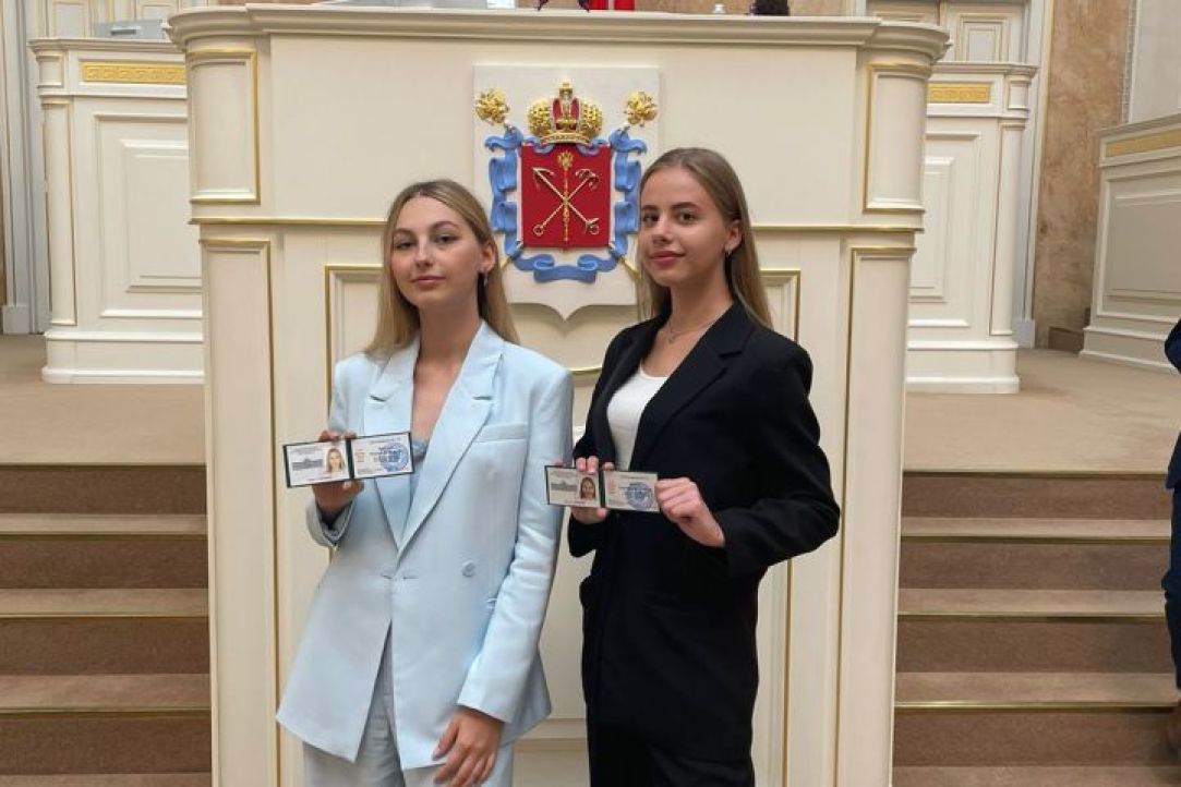 27 июня 2022 г. две студентки нашей бакалаврской программы получили удостоверения члена Молодежного парламента СПб